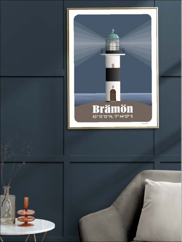 Inramad poster med Brämön fyr på mörkblå vägg.
